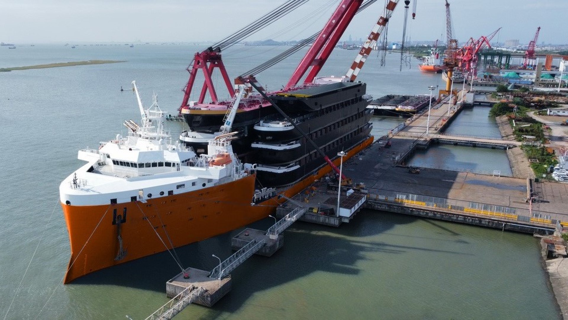 The impressive heavy transport vessel, BigRoll Beaufort, arrived safely in Rotterdam after a 40-day journey from China.